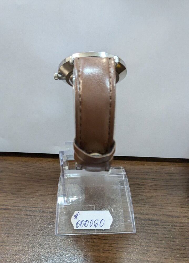 Мъжки елегантен часовник с кожена каишка и класически циферблат.