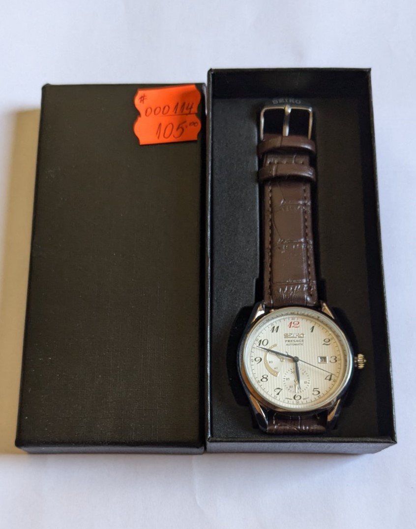 мъжки часовник Seiko Presage с кафява кожена каишка, бял циферблат с арабски цифри и стилна черна кутия.