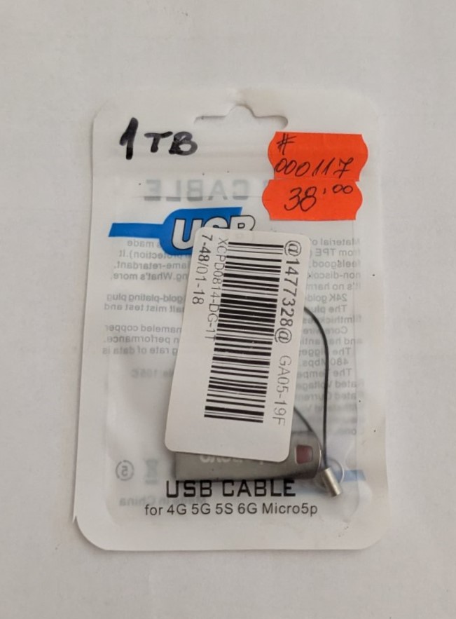 Флаш памет с капацитет 1 TB, произведена в Китай, с USB 3.0/3.1 интерфейс, подходяща за съхранение на големи файлове.