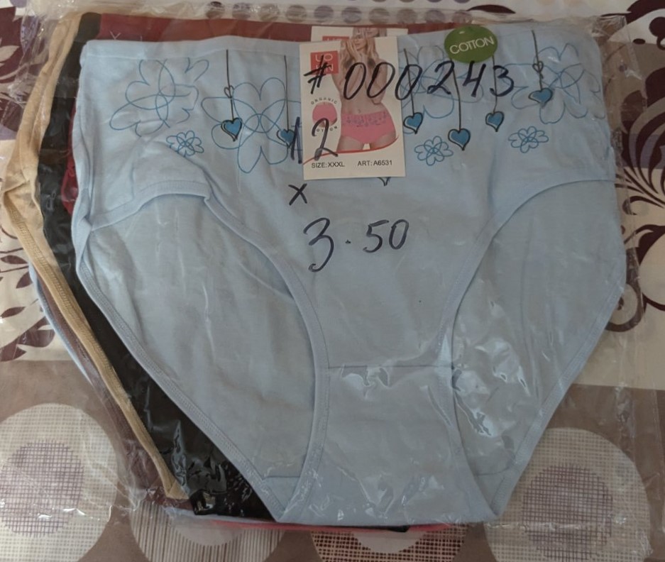 Комплект дамски памучни бикини, размер XXL/XXXL, подходящи за жени до 110 кг, в различни цветове и дизайни, опаковани в прозрачен пакет.