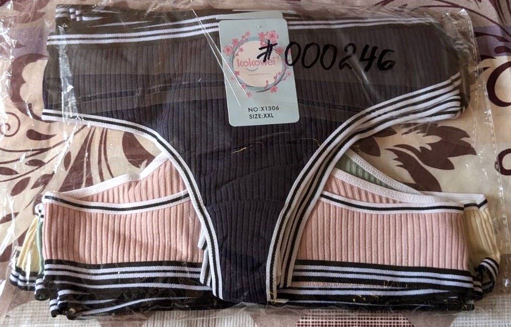 Комплект от дамски рипсени памучни прашки в различни цветове, опаковани в прозрачен полиетиленов пакет с размер XXL.