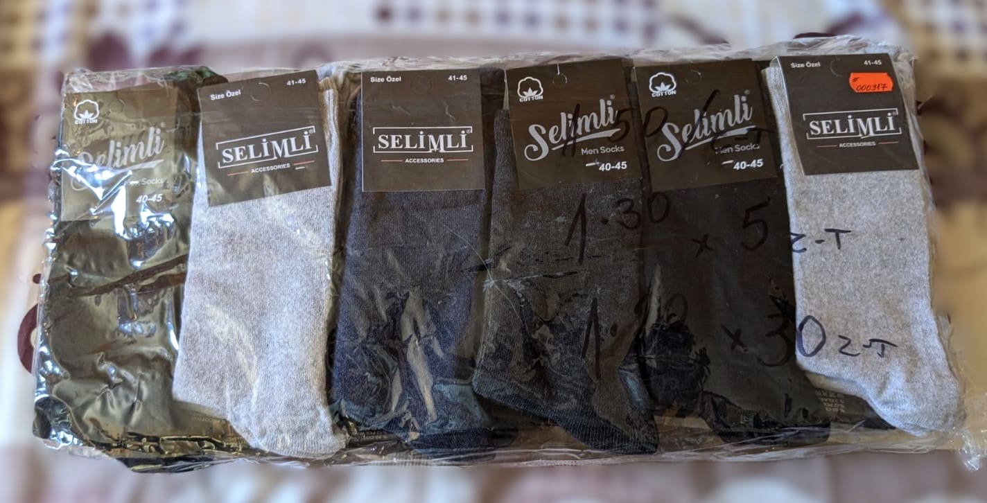 луксозни мъжки памучни чорапи "Selimli", размер 40-45, в различни цветове, изложени за продажба.1