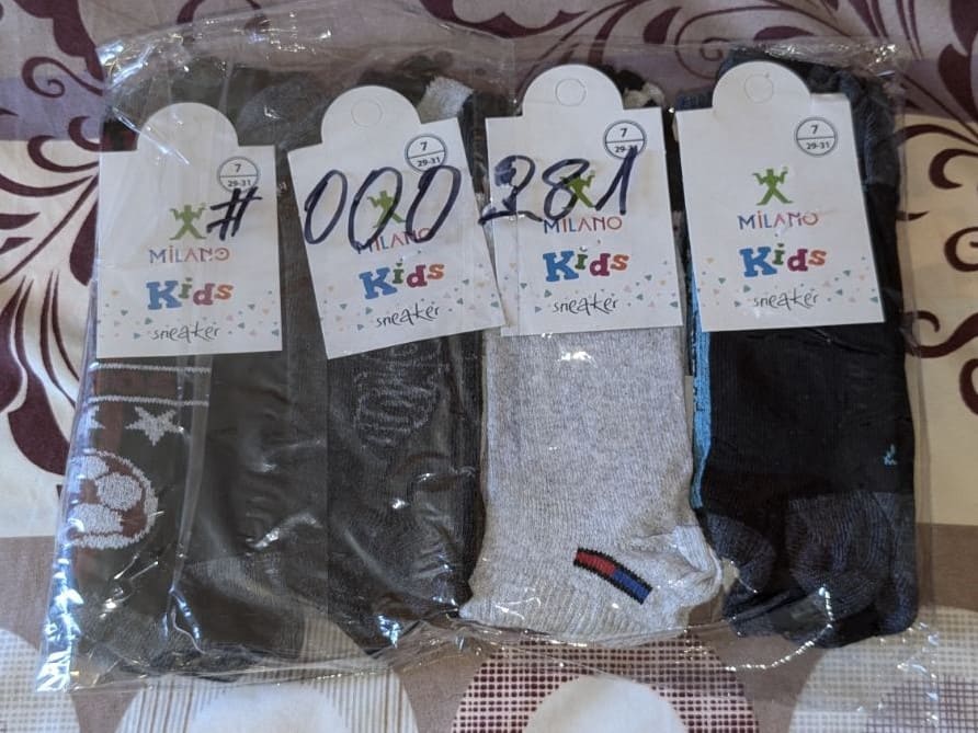 Комплект от 12 чифта детски памучни чорапи "Milano Kids Sneaker", размер 29-31, в различни цветове, подходящи за носене с маратонки.