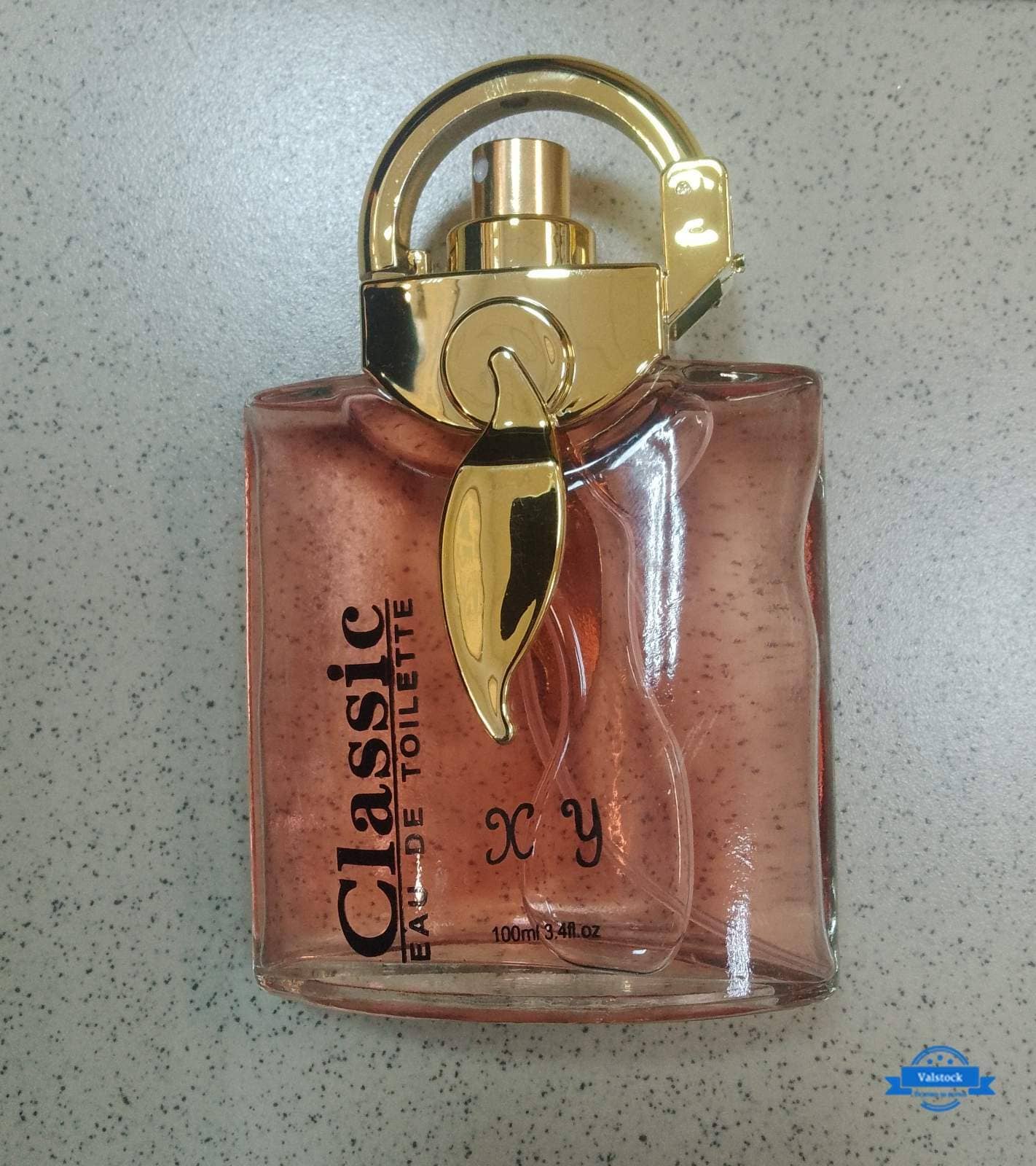 Парфюм Classic 100 мл с елегантен флакон и златисти акценти, подходящ за мъже и жени.