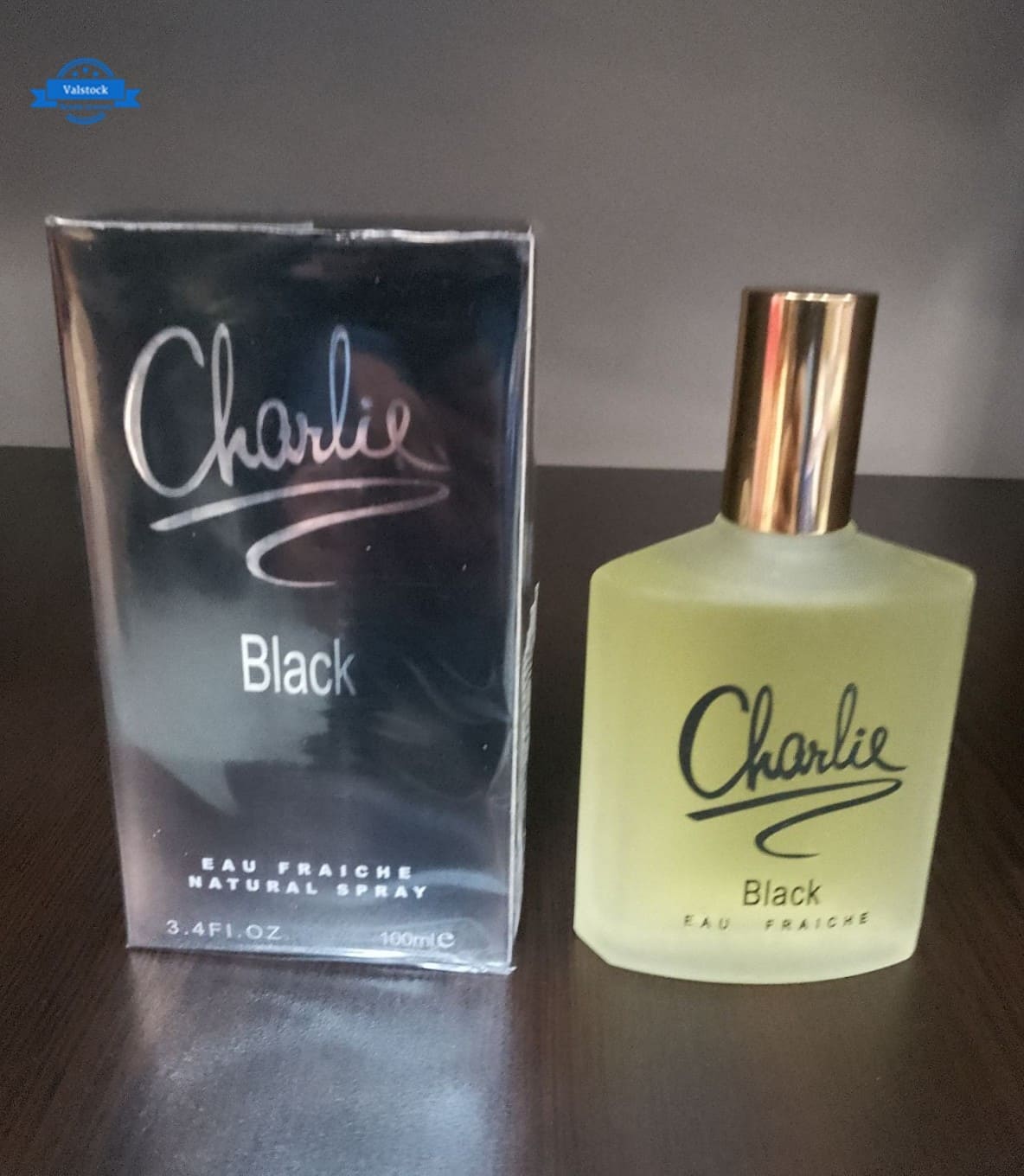 Парфюм Charlie Black Eau Fraiche, 100 мл, с матова бутилка в светложълт цвят и златна капачка, в луксозна черна опаковка със сребристи акценти.