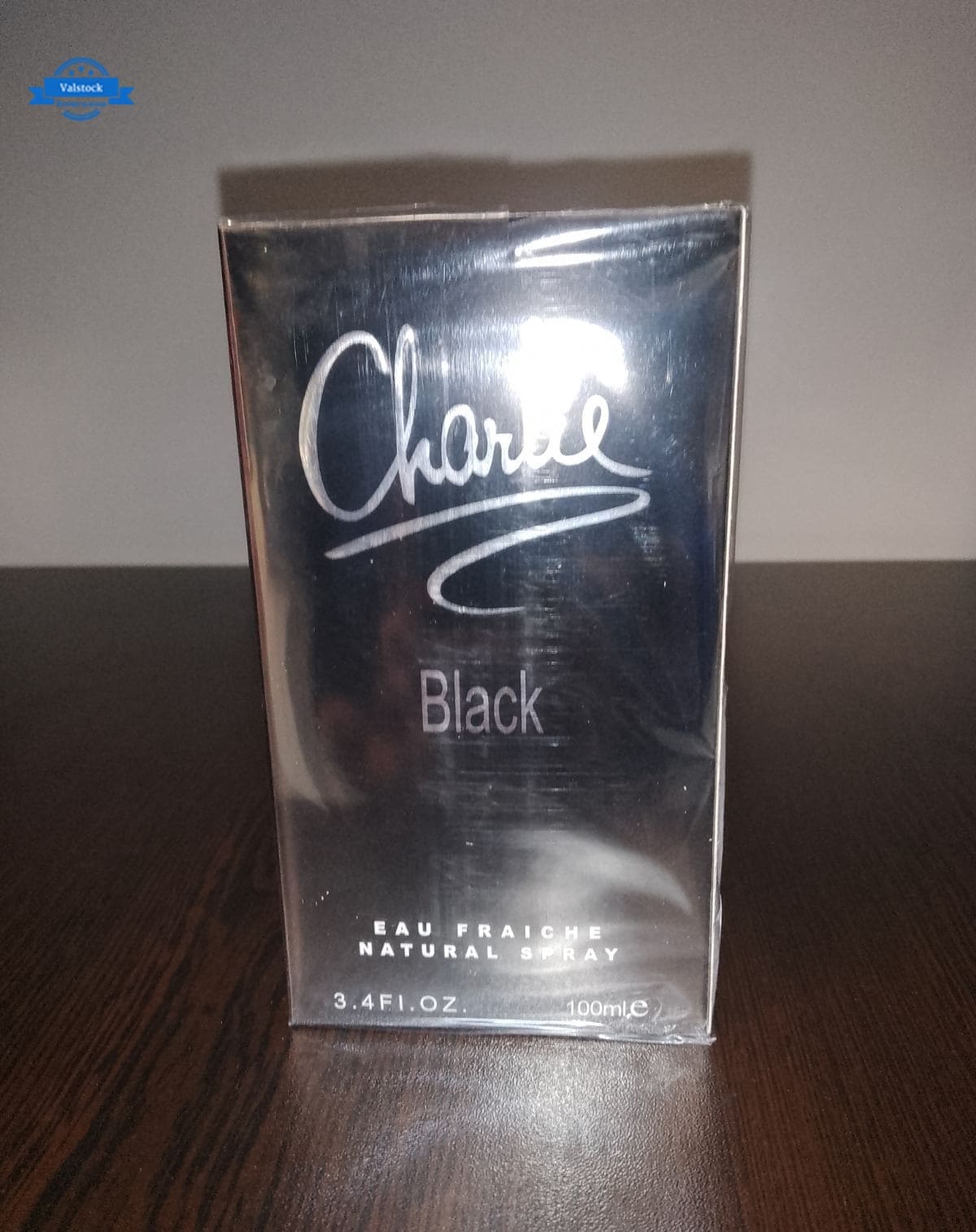 Парфюм Charlie Black Eau Fraiche, 100 мл, с матова бутилка в светложълт цвят и златна капачка, в луксозна черна опаковка със сребристи акценти.1
