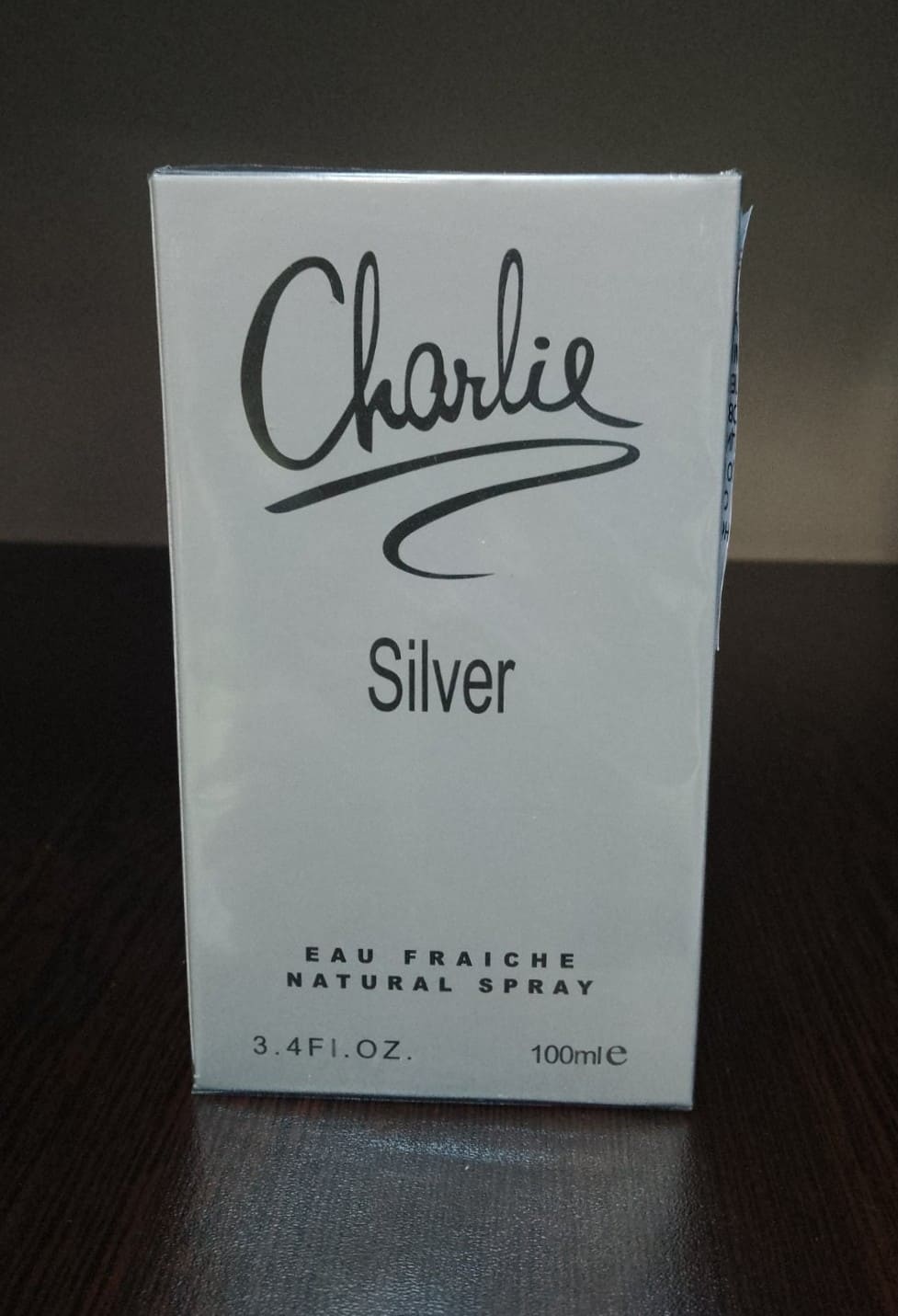 Флакон и опаковка на парфюма Charlie Silver Eau Fraîche, 100 мл, с изчистен дизайн и сребриста капачка.1