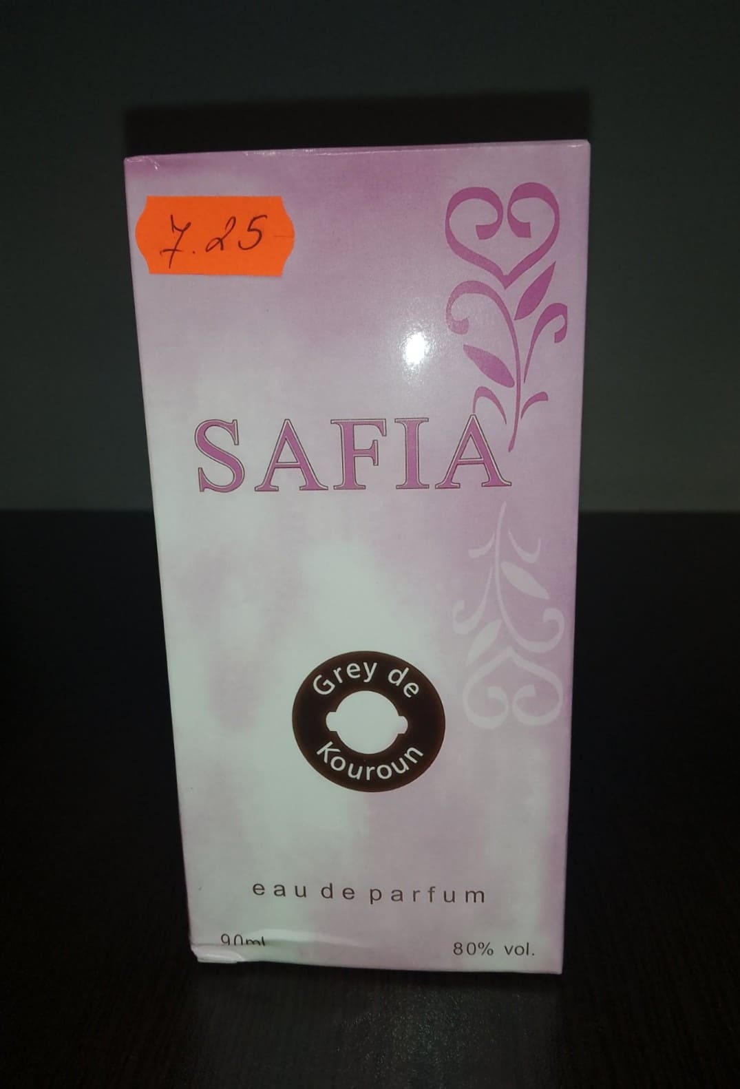 Флакон и опаковка на Safia Eau de Parfum – дамски парфюм с изтънчен аромат, подходящ за ежедневието.