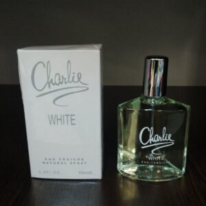 Парфюм Charlie White с прозрачен флакон и бяла опаковка, подчертаващи свежест и изисканост.