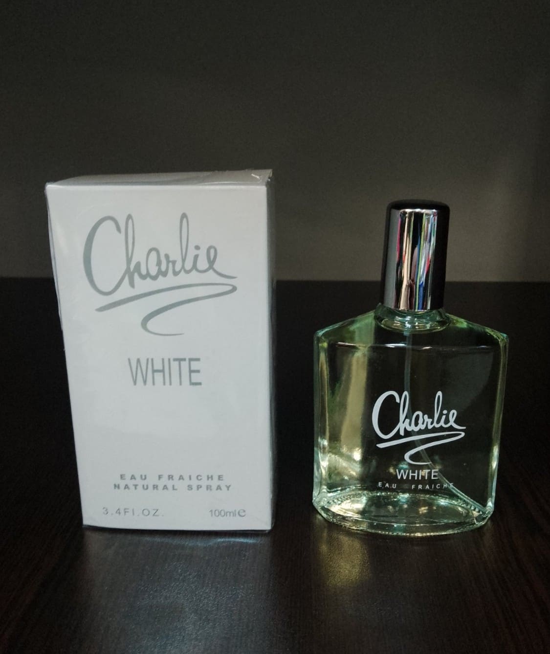 Парфюм Charlie White с прозрачен флакон и бяла опаковка, подчертаващи свежест и изисканост.