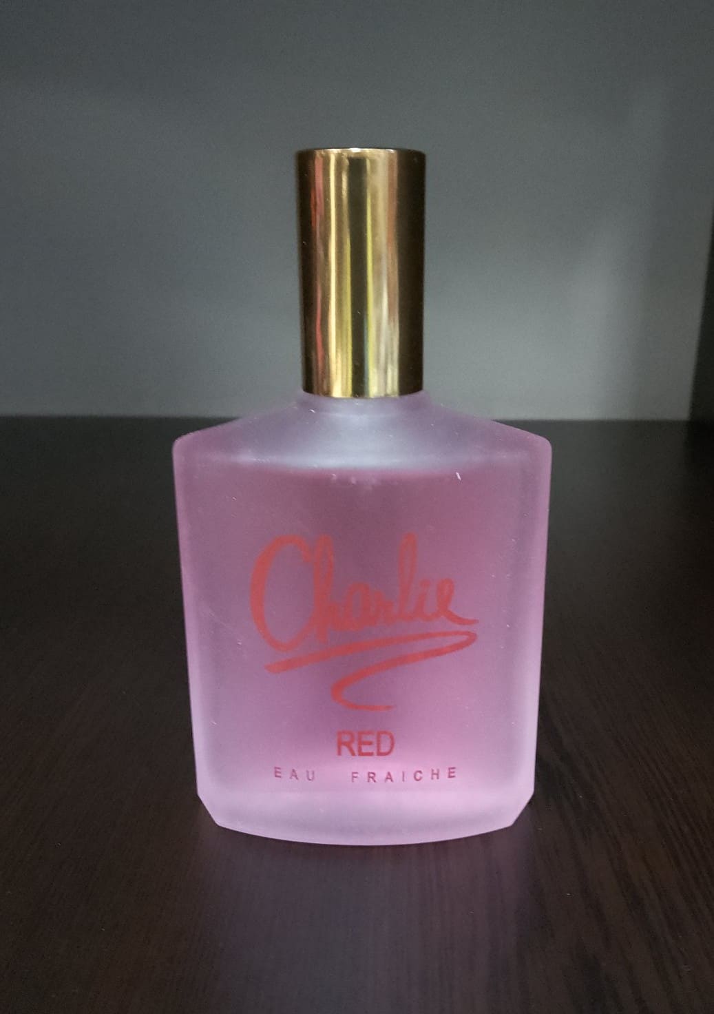 Флакон и опаковка на парфюма Charlie Red Eau Fraîche, 100 мл, с розов матов флакон и златиста капачка.1