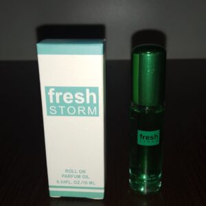 Рол-он парфюмно масло Fresh Storm с 10 ml съдържание, зелена капачка и елегантна кутия в бяло с ментово зелени акценти.