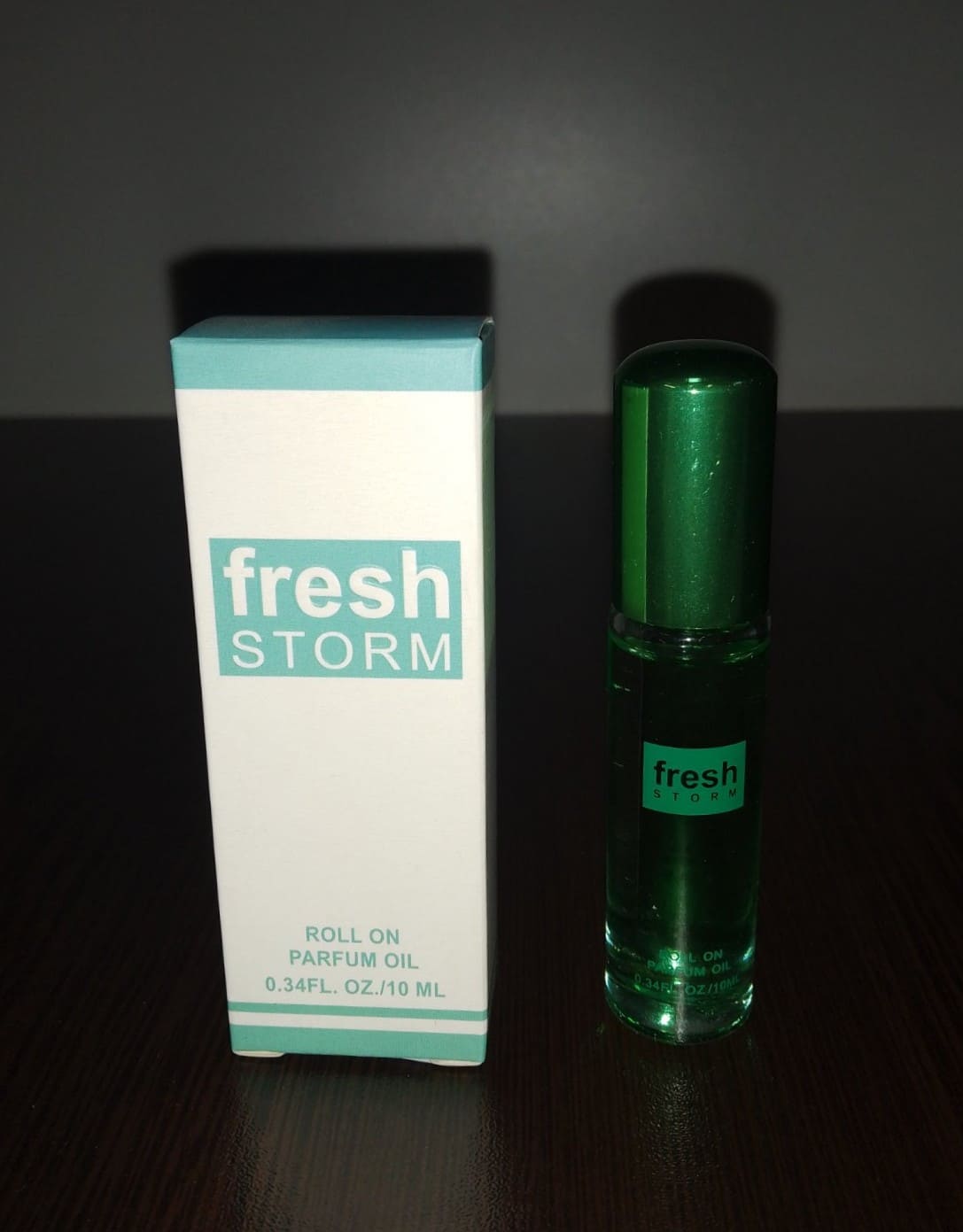 Рол-он парфюмно масло Fresh Storm с 10 ml съдържание, зелена капачка и елегантна кутия в бяло с ментово зелени акценти.
