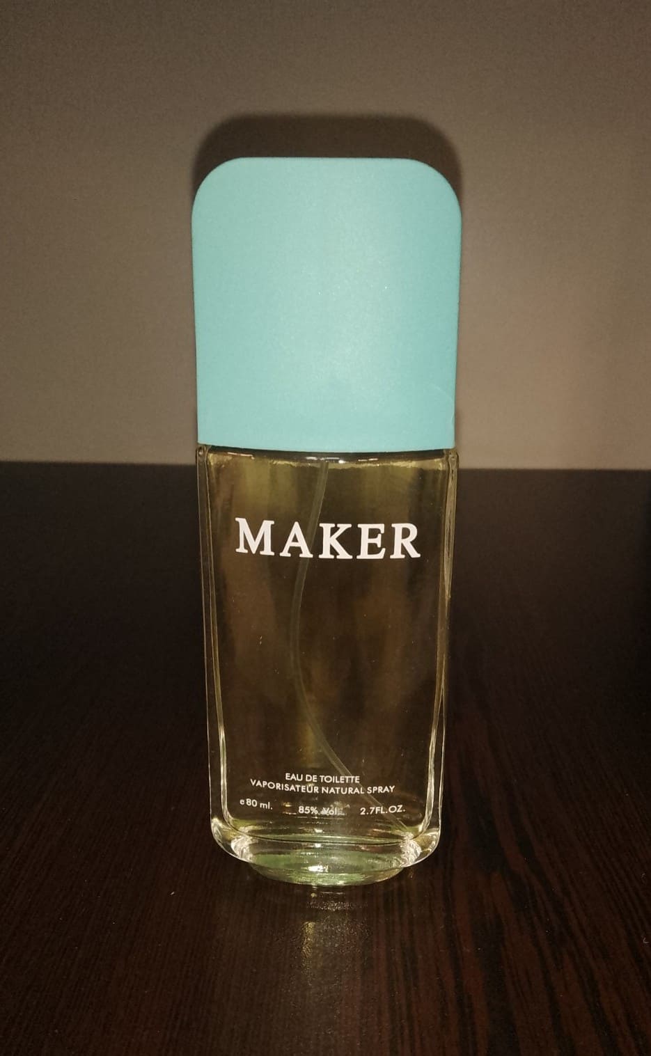 Флакон и опаковка на мъжки парфюм Maker Pour Homme, представени върху тъмен фон.1
