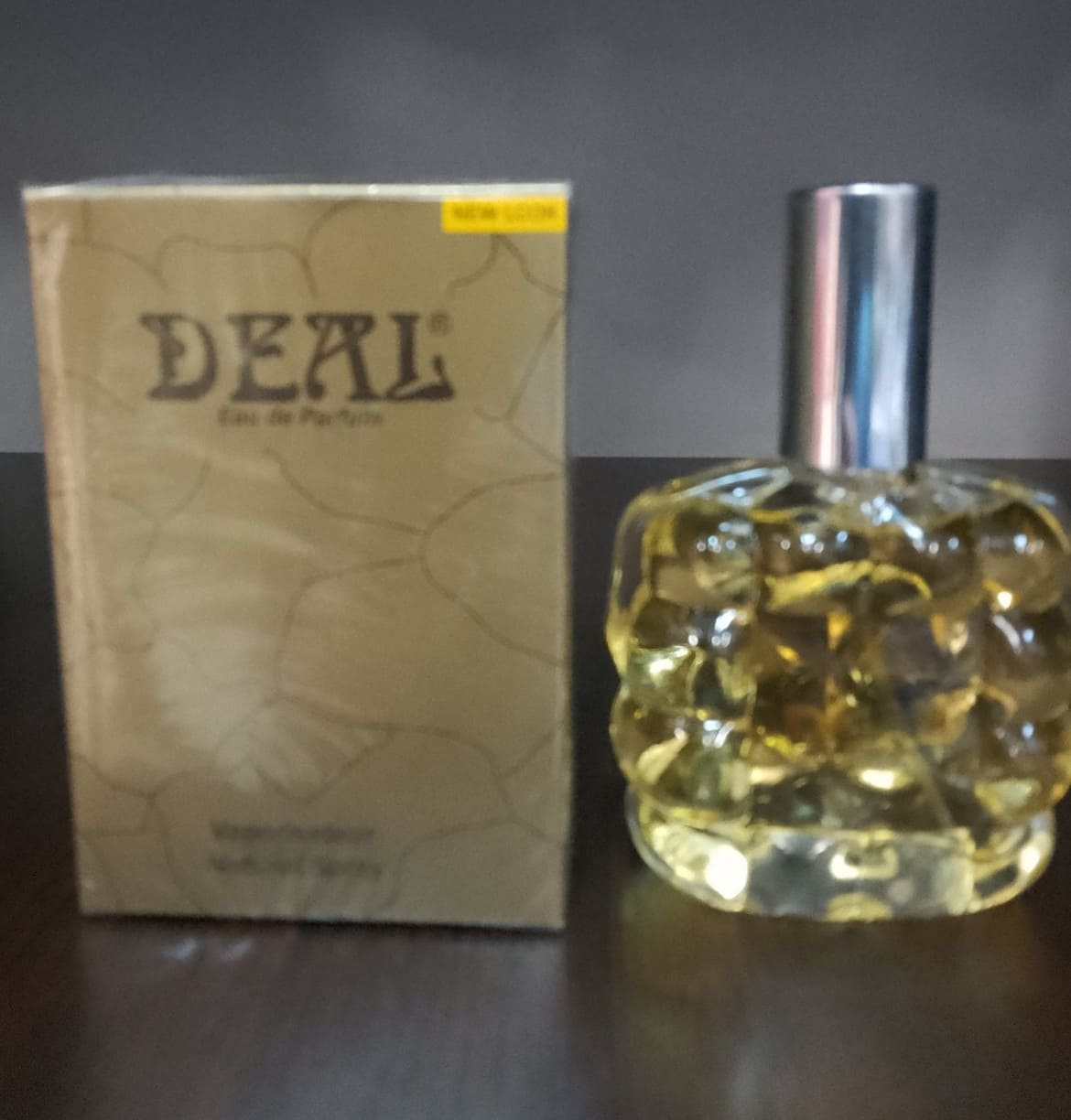 Флакон и опаковка на парфюм "Deal" – стилен аромат с елегантен дизайн и дълготрайно присъствие.