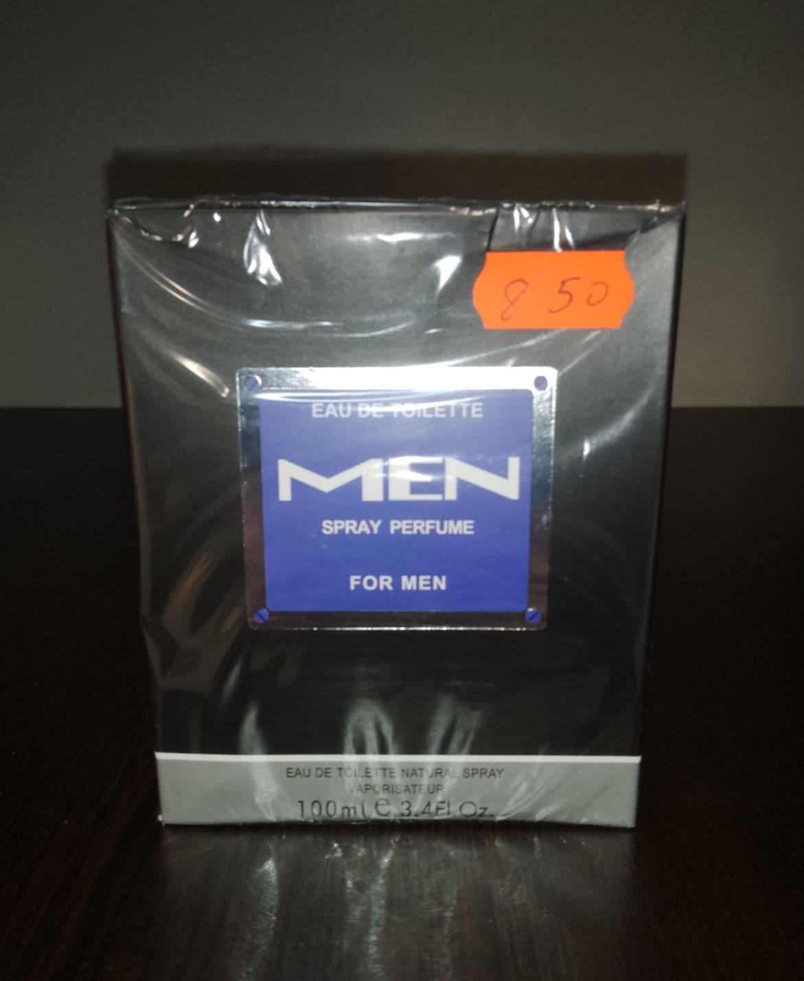 Флакон и кутия на парфюма „MEN Eau de Toilette for Men“ с елегантен дизайн, подходящ за ежедневна употреба и специални поводи.1