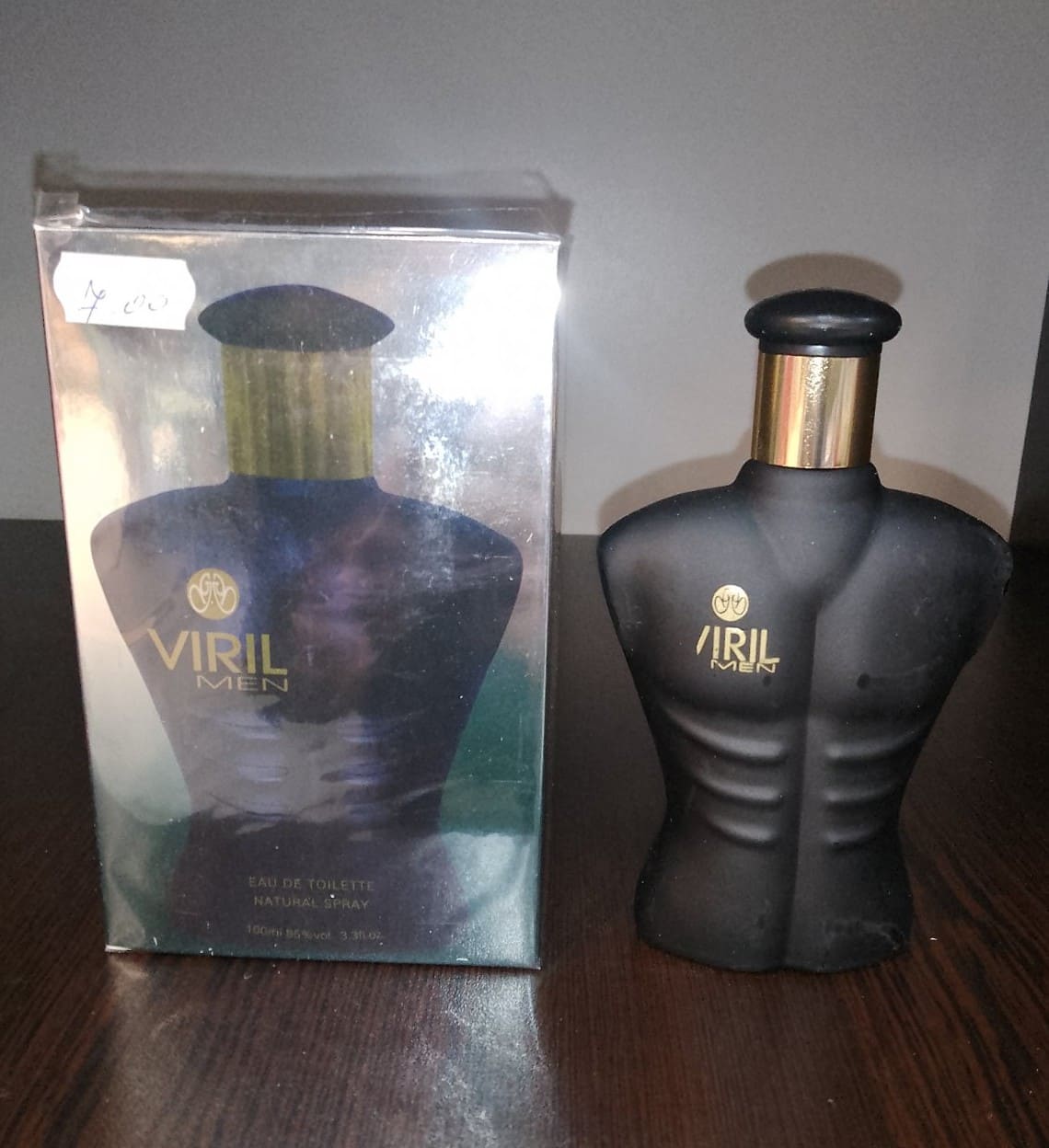 Флакон и кутия на парфюма Viril Men Eau de Toilette с уникален дизайн, подчертаващ мъжественост и стил.