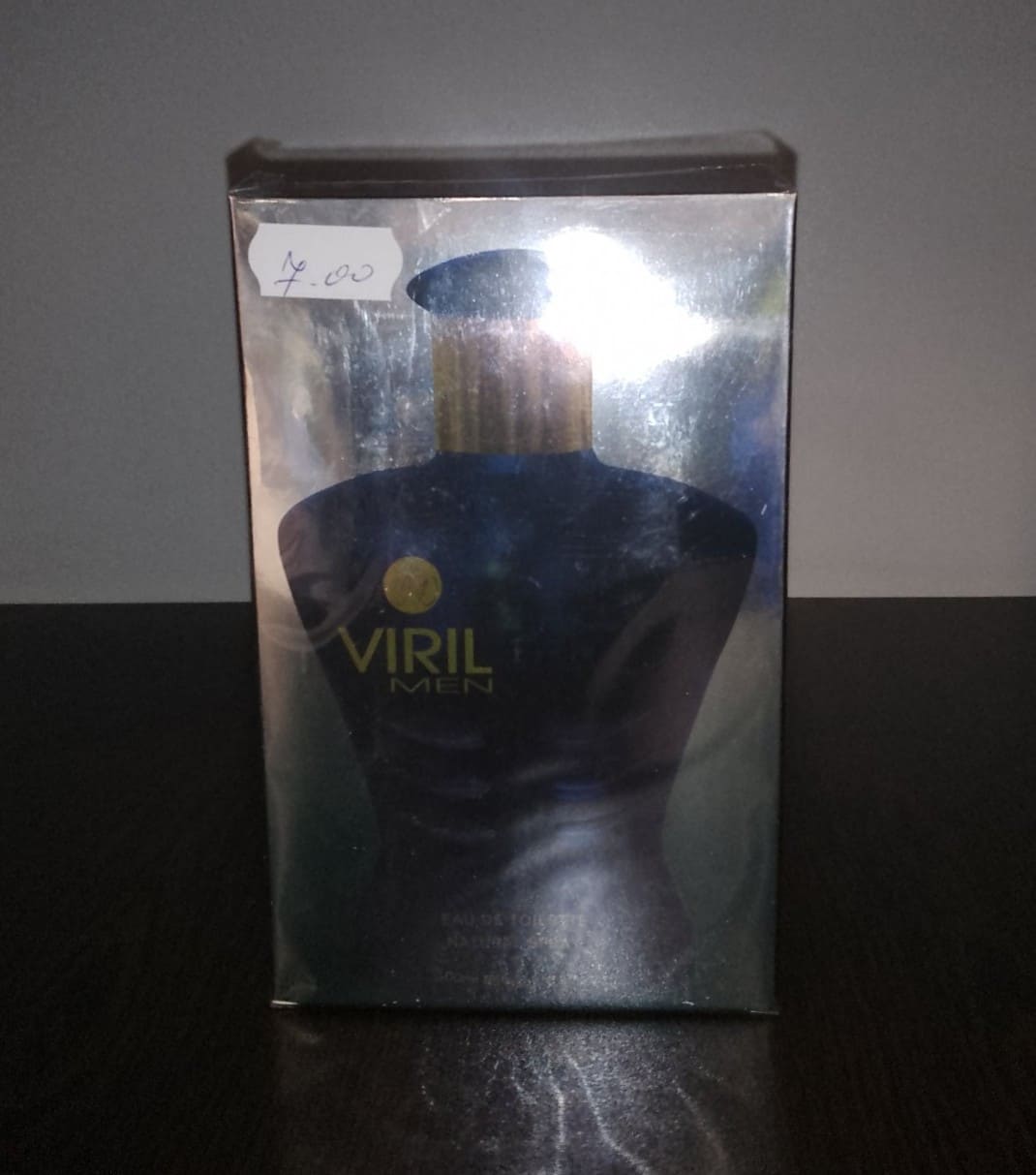 Флакон и кутия на парфюма Viril Men Eau de Toilette с уникален дизайн, подчертаващ мъжественост и стил.1