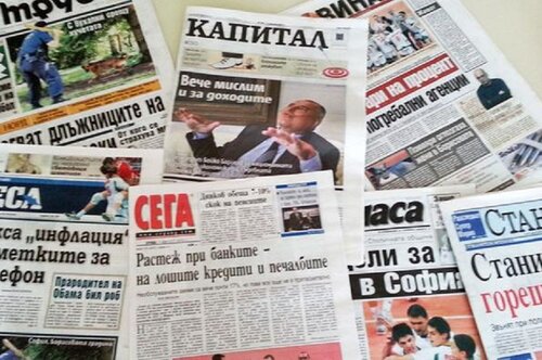 Стари вестници, наредени на маса, с идеи за повторна употреба – почистване, градинарство, изолация и домашни ремонти.0