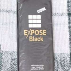 Мъжки парфюм EXPOSE Black в черна кутия с надпис в златисто, поставен върху зелено-бял текстилен фон.
