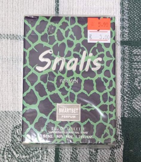 Матово черна бутилка SNALIS Eau de Toilette с метализиран лого на светъл фон.