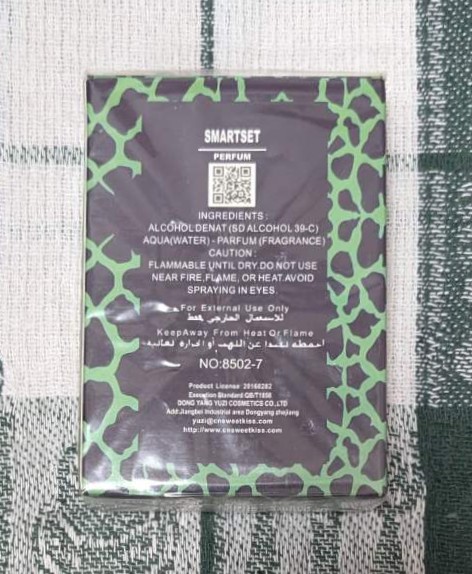 Матово черна бутилка SNALIS Eau de Toilette с метализиран лого на светъл фон.1