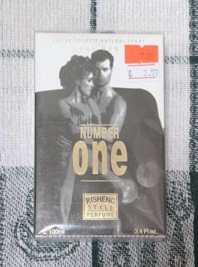 Луксозна кристална бутилка Risheng Style "Number One" Hertume със златен капак на черен фон.