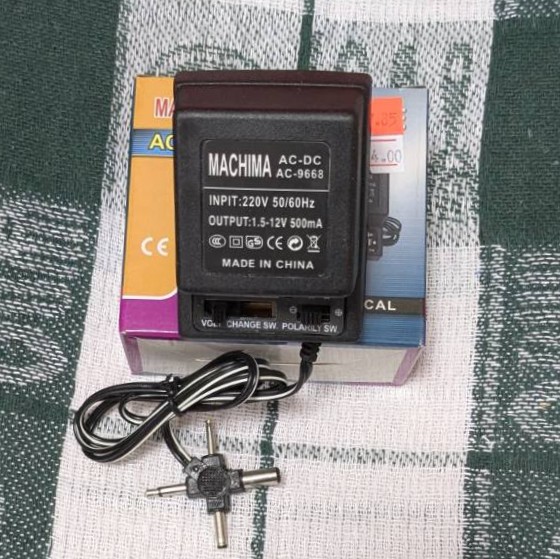Универсален адаптер MACHIMA AC-9668 с регулируемо напрежение 1.5V–12V и максимален ток 500mA