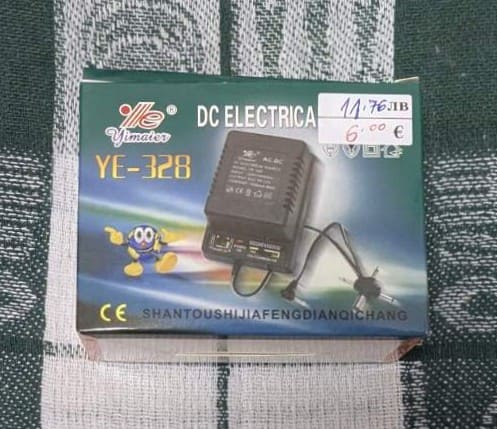 Универсален адаптер YE-328 с регулируемо напрежение 1.5V–12V и 1000mA.1