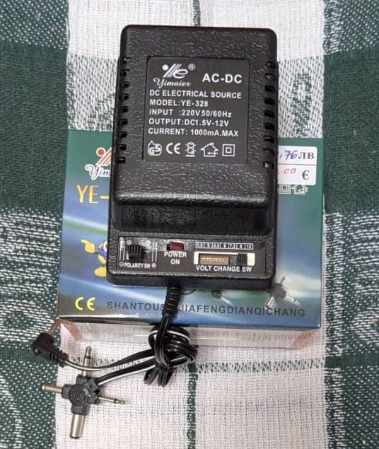 Универсален адаптер YE-328 с регулируемо напрежение 1.5V–12V и 1000mA